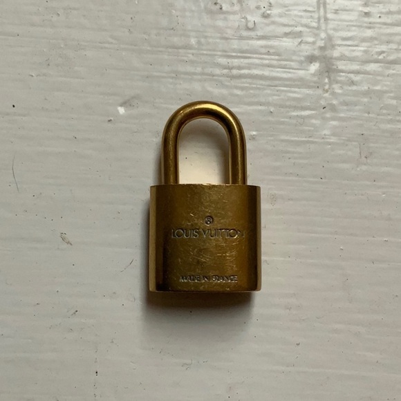 Louis Vuitton Brass '318' Padlock in Goldtone with Goldtone Key [m] - Picture 4 of 7